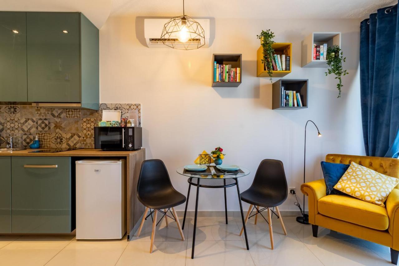 Light House - Seafront Cosy Studio With Library بافوس المظهر الخارجي الصورة
