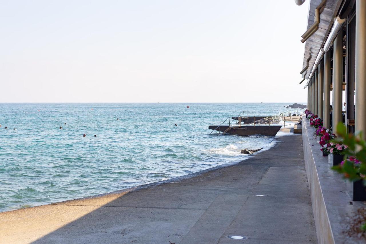 Light House - Seafront Cosy Studio With Library بافوس المظهر الخارجي الصورة