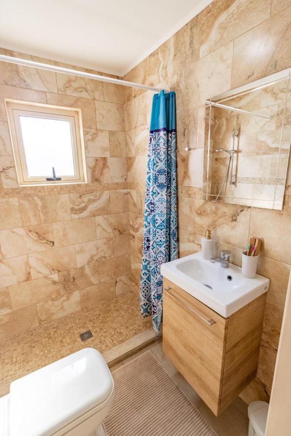 Light House - Seafront Cosy Studio With Library بافوس المظهر الخارجي الصورة