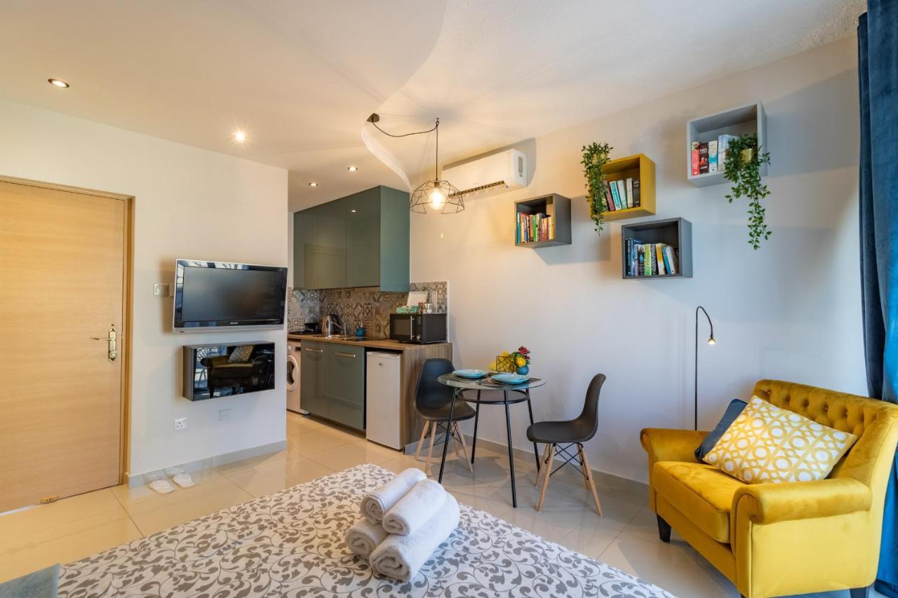Light House - Seafront Cosy Studio With Library بافوس المظهر الخارجي الصورة